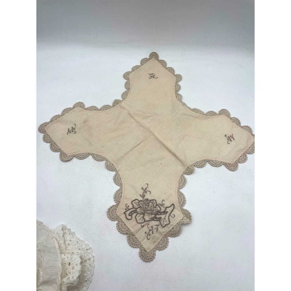 Vintage Linen Embroidered Crocheted Edge Bread Liner & Doilies Lot of 3